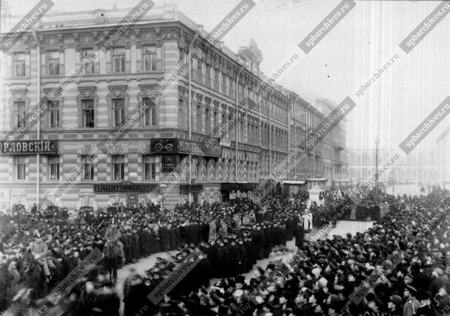 Похороны Петра Ильича Чайковского в 1893 году, слева на снимке как раз здание в которое мы заглянем. Снимок взят с сайта citywalls.ru