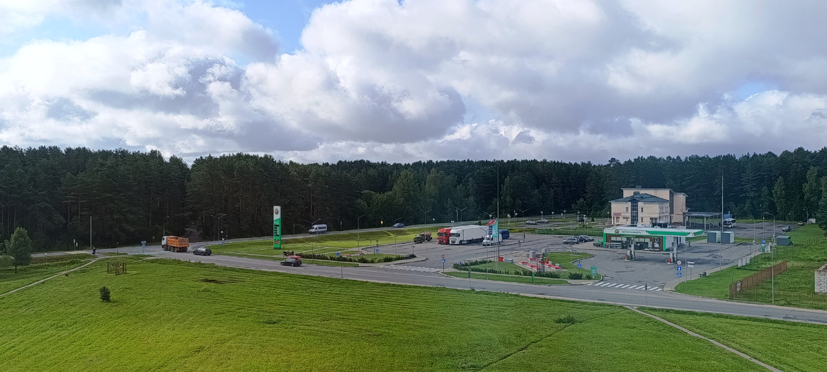 Вот уже повеселее, я про погоду. Вид из окна на две стороны. Внутри этого участка леса жилой квартал (фотографии в предыдущей публикации). За лесочком - озеро и набережная. Дом отдыха "Нарочанский берег" и прогулочная зона возле него.