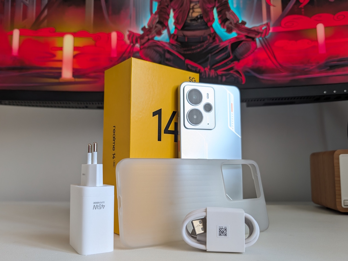 В комплекте есть всё необходимое, чтобы нормально пользоваться смартфоном. Докупать аксессуары не требуется