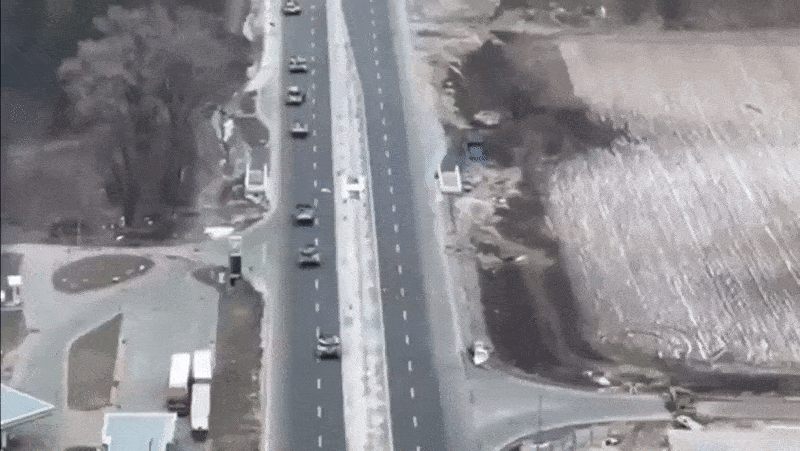  Колонна ВС России попала в засаду. Российские военные атаку смогли отразить. Видео: ТГ-канал "Мы там есть"