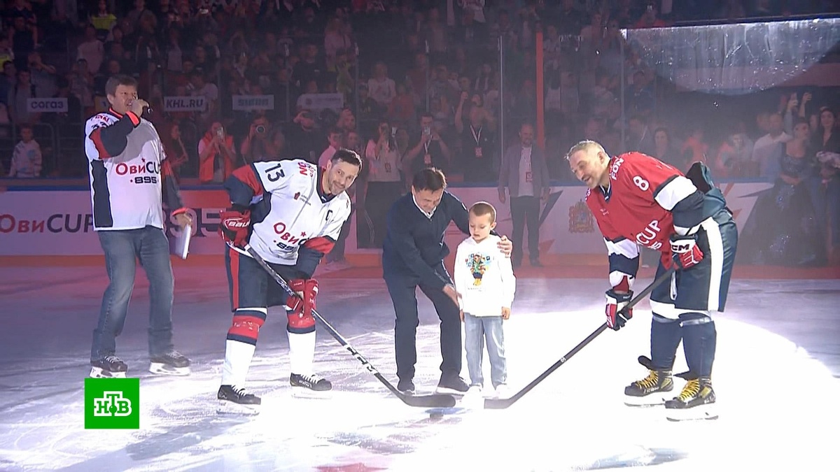    В Подмосковье показали клюшку Овечкина, которой он побил рекорд Гретцки