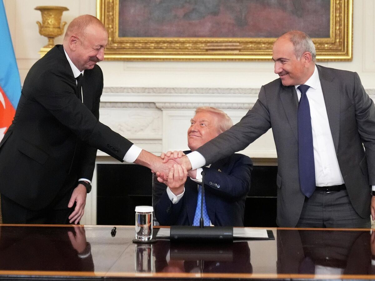    Президент США Дональд Трамп, президент Азербайджана Ильхам Алиев и премьер-министр Армении Никол Пашинян во время церемонии подписания трехстороннего соглашения между странами© AP Photo / Mark Schiefelbein