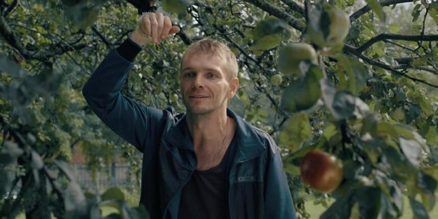    Саня не теряет оптимизма в любой сложной ситуации.НМГ Кинопрокат