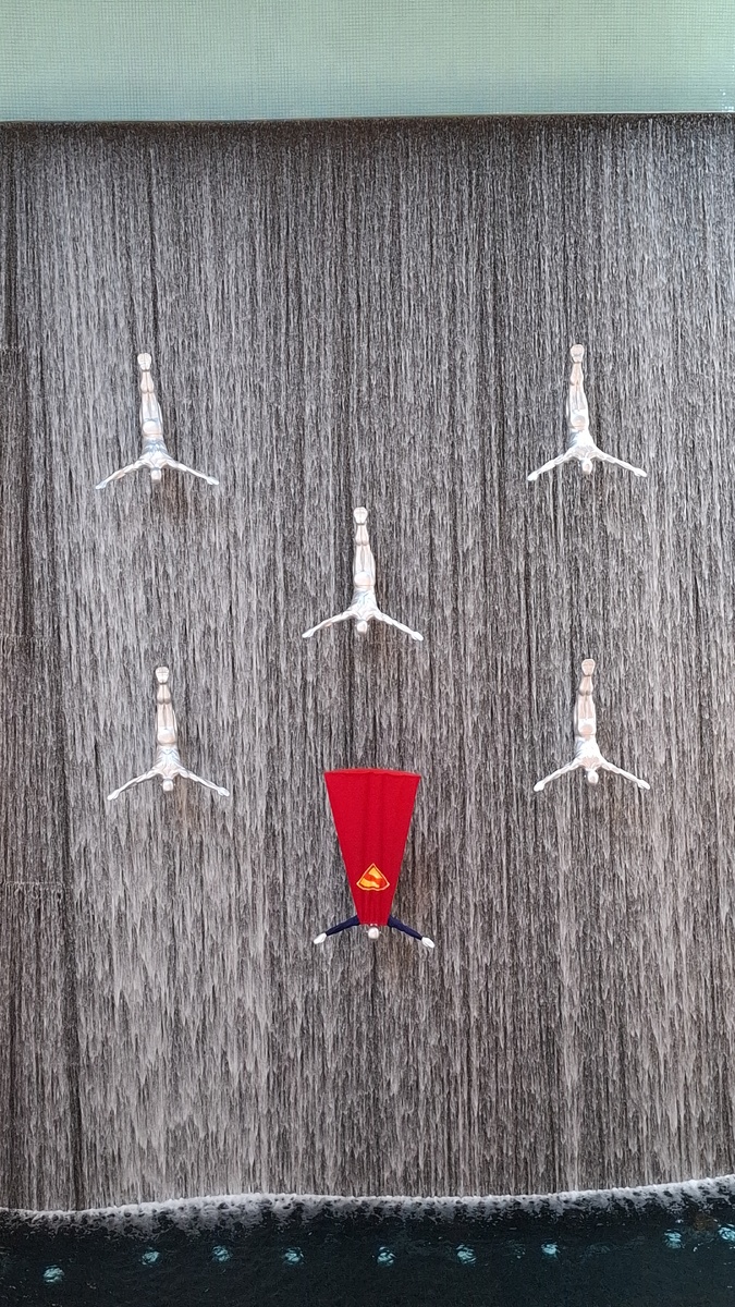 Ныряльщик в костюме супергероя