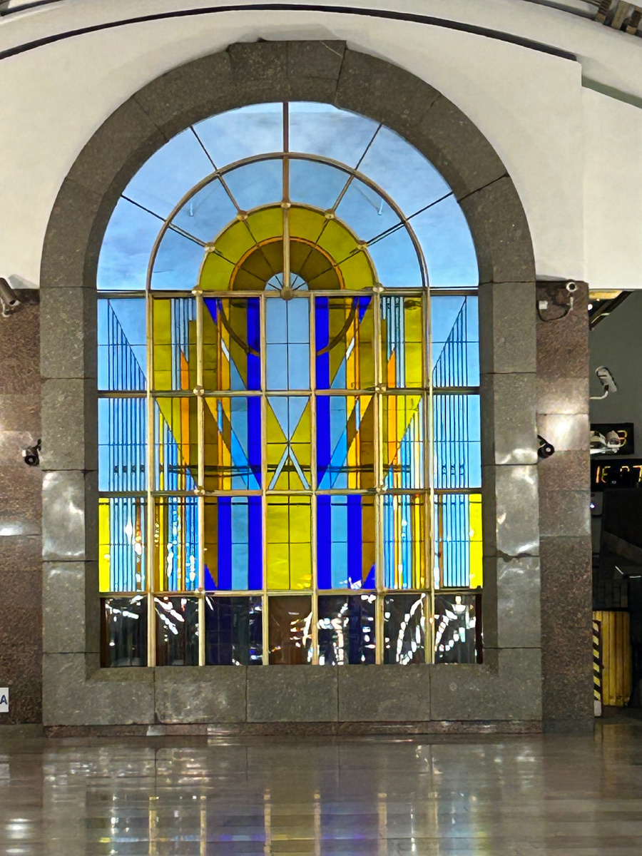 Витраж на станции метро Лиговский проспект в Санкт-Петербурге