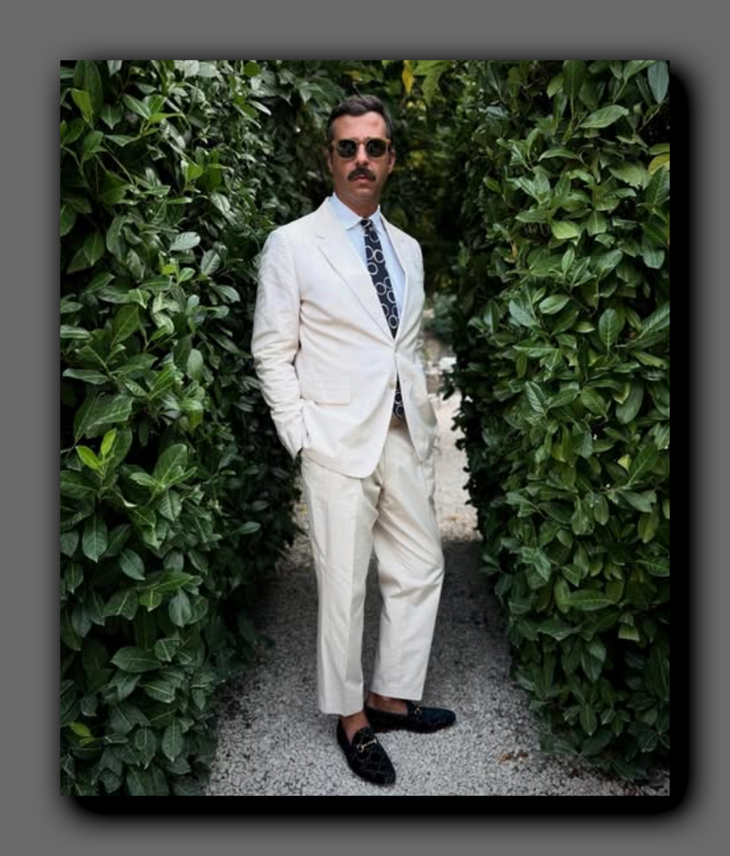 Комментарий от Ксении Собчак: «Мимикрирование под итальянца прошло успешно! Это уже не Иван Ургант, это настоящий Джованни Урганти». Скриншот @URGANTCOM