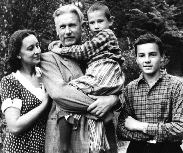 Чета Фадеевых. Ангелина Степанова и писатель Александр Фадеев с приёмными сыновьями – Михаилом и Александром