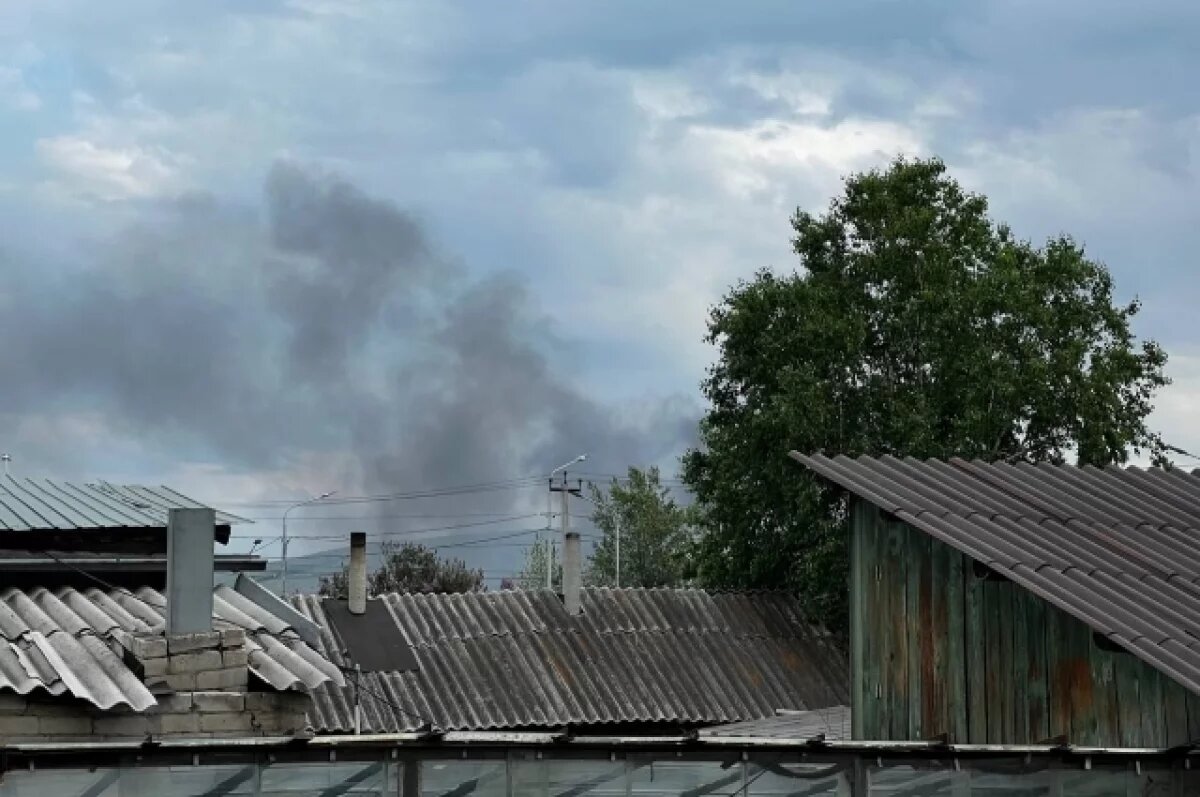    Территория хранения деревянных отходов загорелась в Красносельском районе