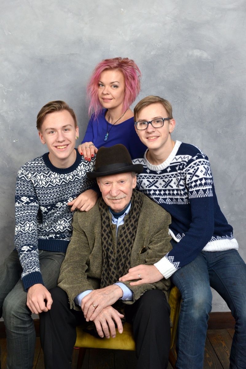    Наталья Вяль c Иваном Краско и сыновьямиPersonaStars