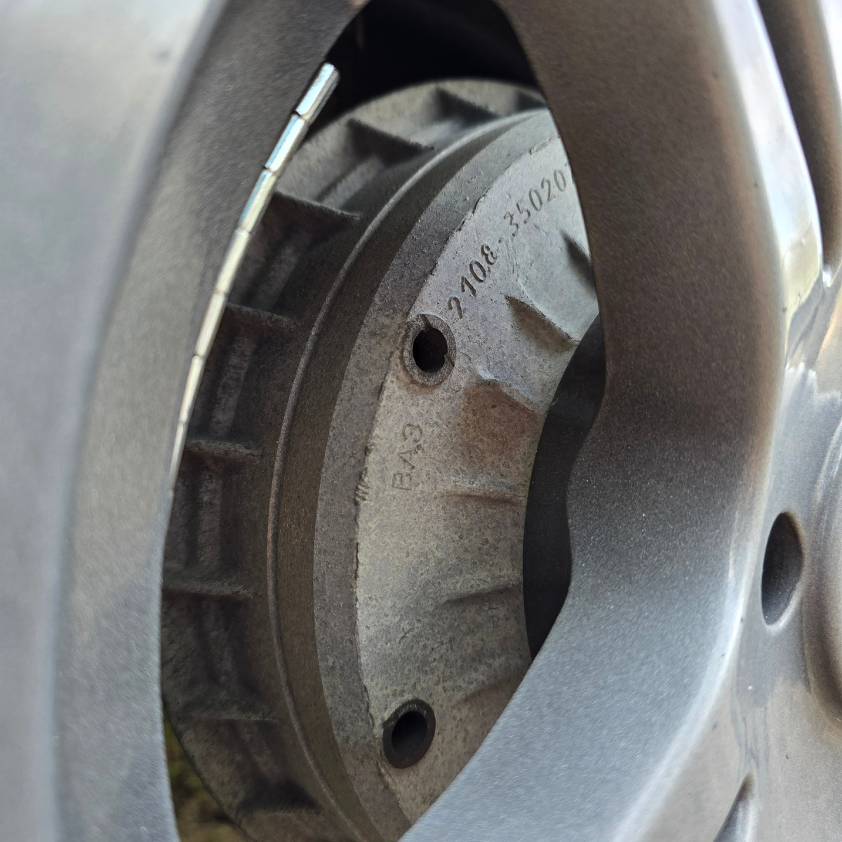 У меня они развалились 2 раза. Один раз вместе с тросом ручника.