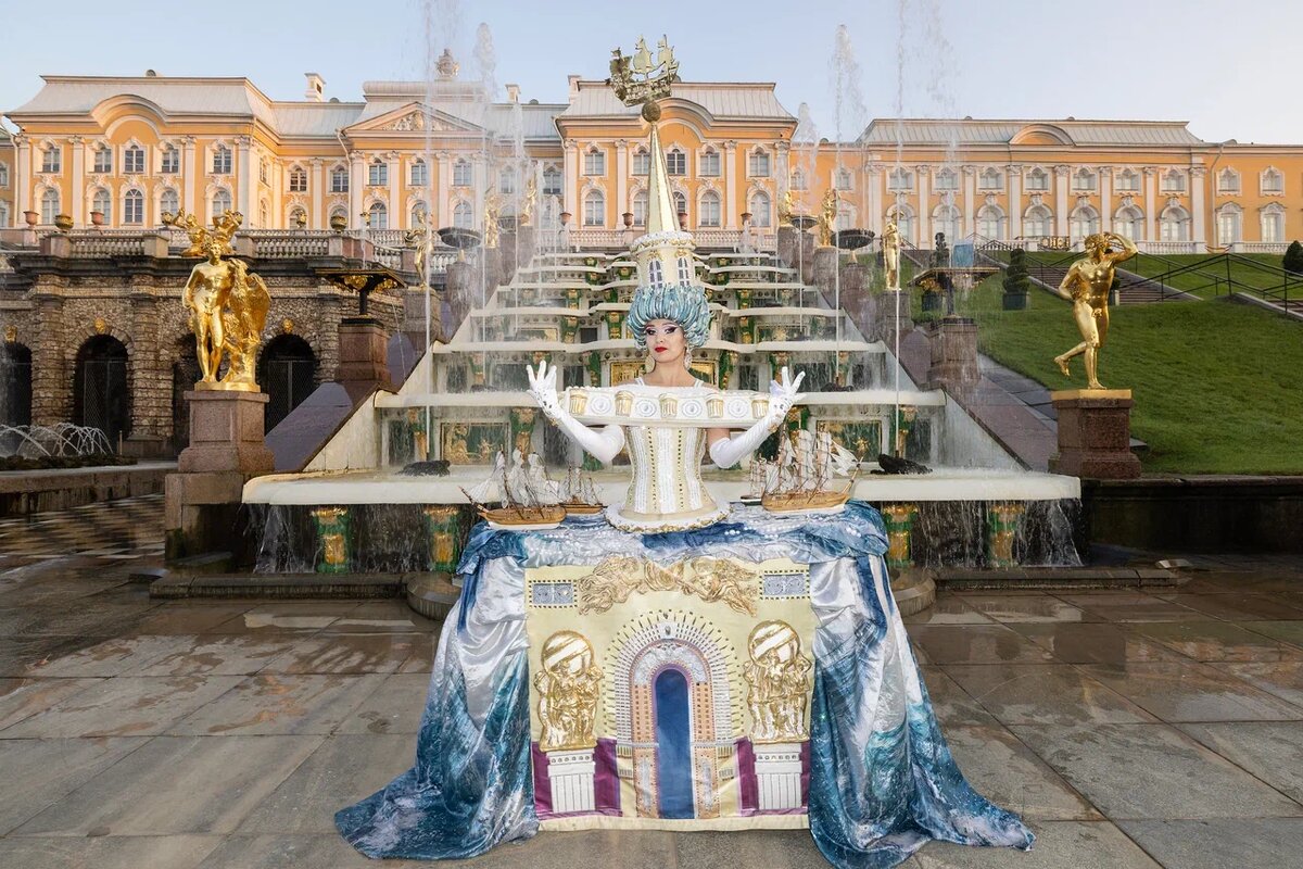 Эксклюзивная фотосессия на территории музея-заповедника «Петергоф» с участием артистов шоу Гии Эрадзе «Бурлеск». На фото - артистка в образе «Адмиралтейство». Фотограф: Елена Бледных. Санкт-Петербург 2025г.