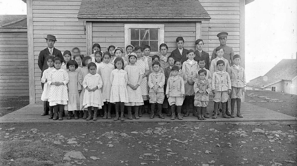 Ученики и учителя школы Святого Георгия на фото начала 20 века: эти дети имели русские корни. Фото: 1MI