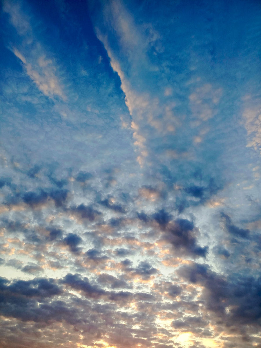 
Посвящается герою, погибшему на СВО


Ты жил достойно, честно, смело,
Свой долг исполнил до конца.
Душа на звезды улетела,
Оставив добрый след бойца.

Построил дом, растил детишек,
Деревья с ними посадил.
Берёг семью и счастье строил,
И край родимый свой любил.

Теперь ты смотришь с небосвода
Душой ушедшего героя.
И взор твой ясный, озорной
Нам дарит свет, как луч весной.

Ты стал звездой на небосводе,
Хранишь ты вечность тишины.
И светом путь ты освещаешь
Тем, кто потерял свою звезду.

…Когда однажды с грустью нежной
Поднимем взор на небосвод,
Вдруг загорится свет небесный,
Как оберег родной души!..

28.07.2025г.
