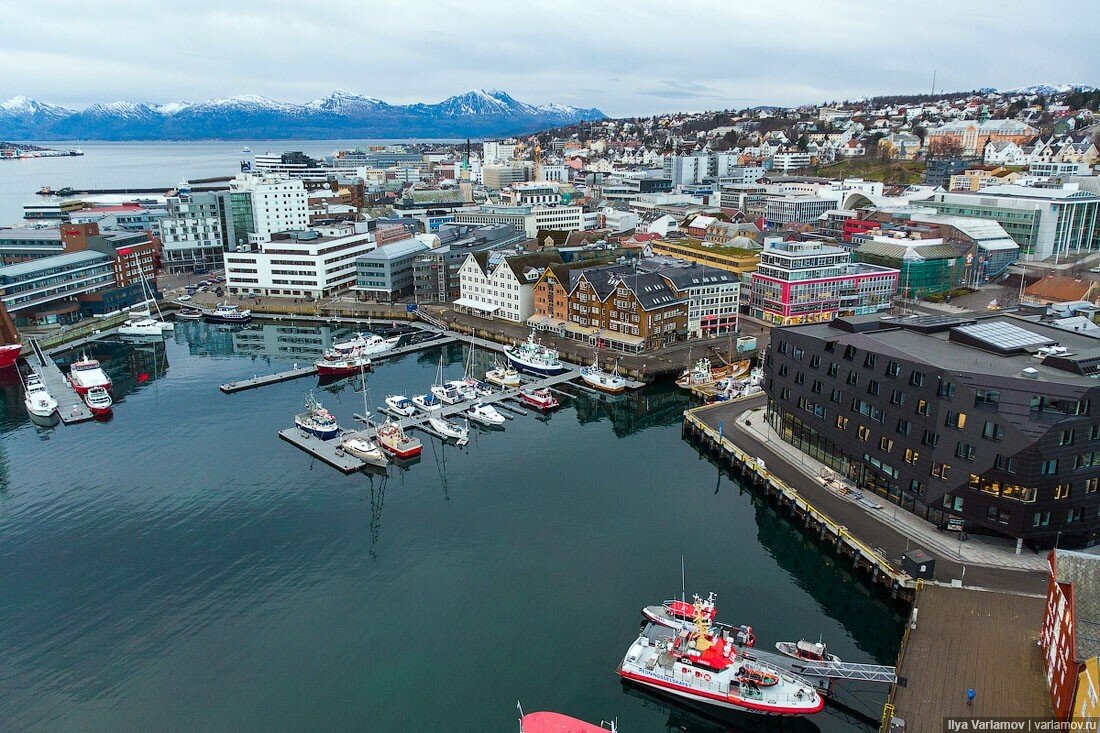 Тромсё - город на севере Норвегии, расположенный в 350 км за полярным кругом. Большая часть города находится на острове Тромсёя, соединённым с материком мостом. 