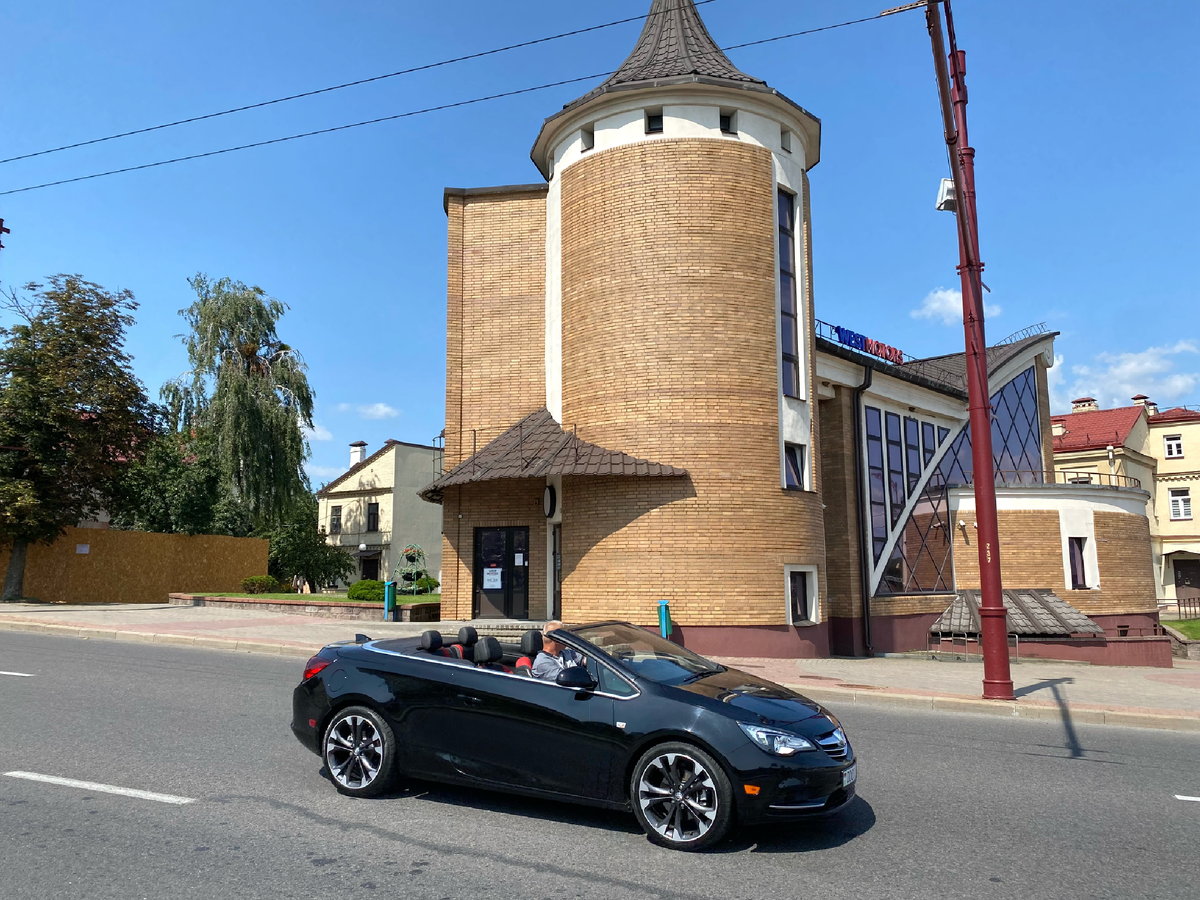 Весьма недешевые автомобили нам встретились по пути в Гродно. Белорусы в массе своем ездят на хороших авто. 