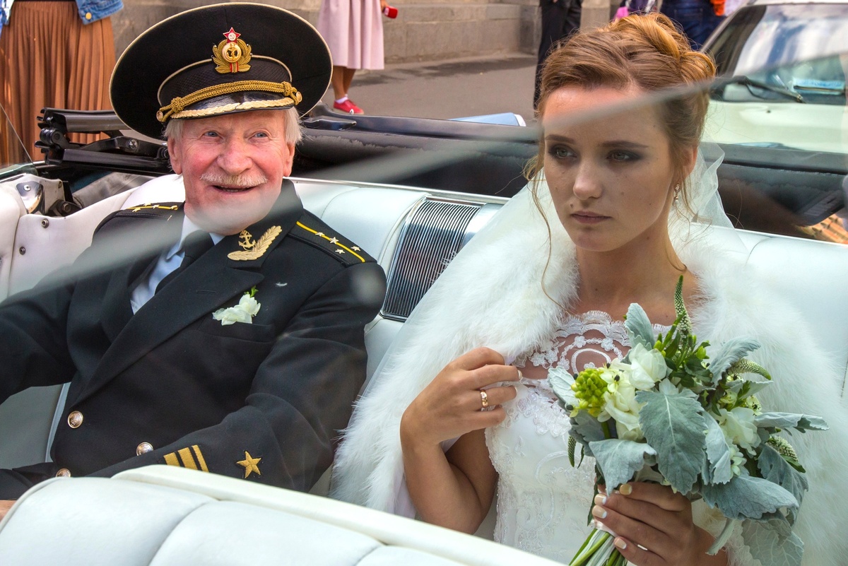    Актер Иван Краско и его бывшая студентка Наталья Шевель после церемонии бракосочетания в Адмиралтейском ЗАГСе. /Руслан Шамуков/ТАСС