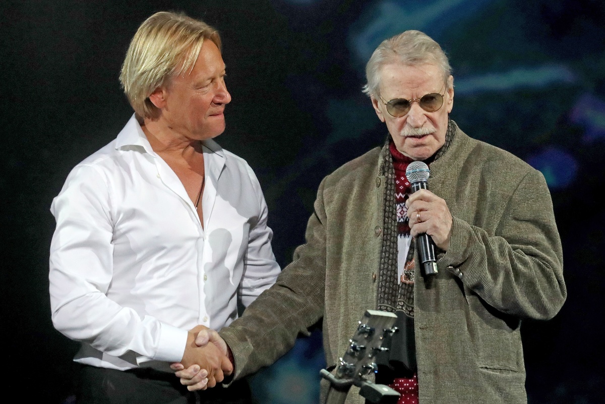    Актеры Дмитрий Харатьян и Иван Краско на концерте "Дороги любви", посвященном 60-летию Дмитрия Харатьяна, в БКЗ "Октябрьский". /Александр Демьянчук/ТАСС