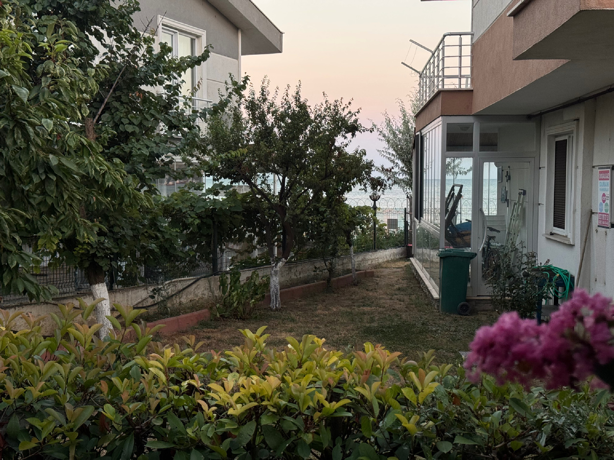 Вид с террасы. Их дом стоит на второй линии, море видно только с третьего этажа. Как видите, дома очень близко друг к другу. 