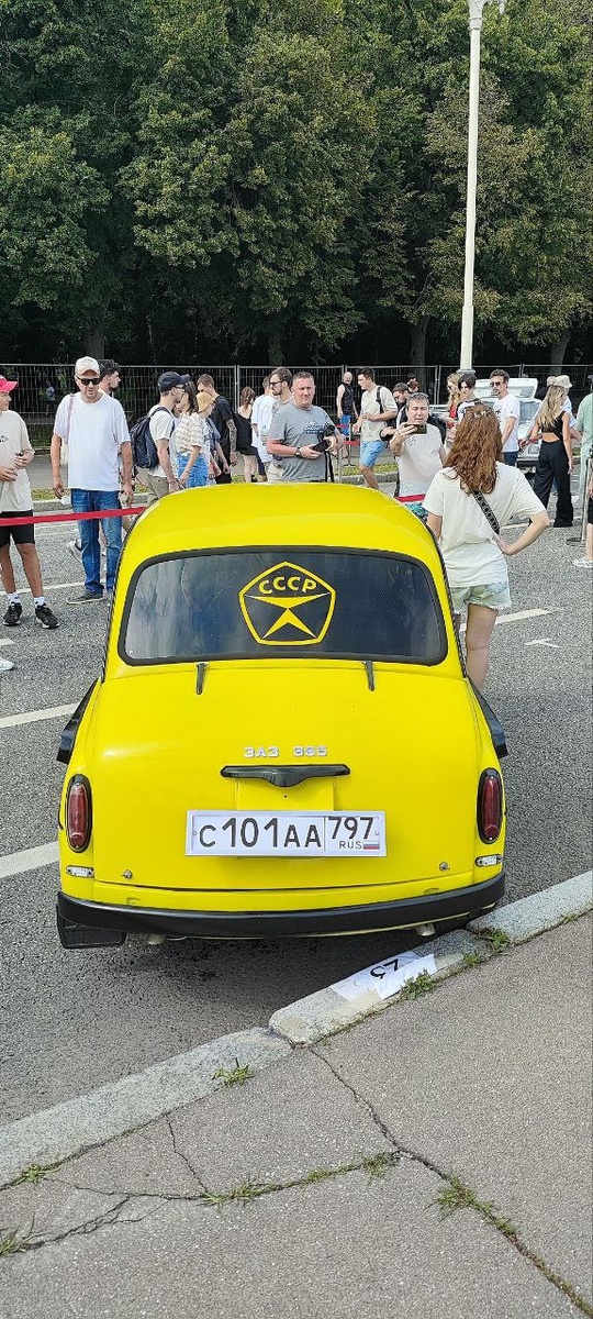 ЗАЗ-965 в кислотно-жёлтом: маленький, дерзкий и с огромной эмблемой СССР на стекле. Этот малыш собирал не меньше внимания, чем гиганты рядом.