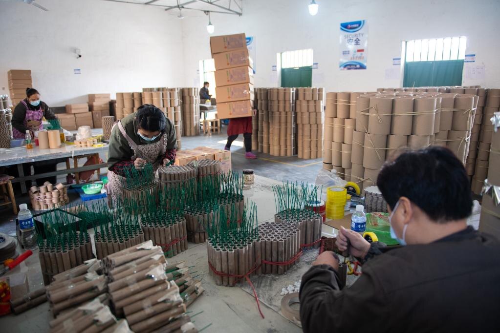 Китай - родина пиротехники и лидер по производству. До сих пор все изделия собирают вручную специалисты имеющие огромный опыт и работают в этой области целыми поколениями.