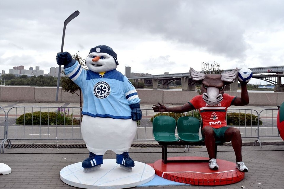    На Михайловской набережной установили памятник с талисманами «Локо» и «Снег». Фото: пресс-служба Министерства физической культуры и спорта Новосибирской области