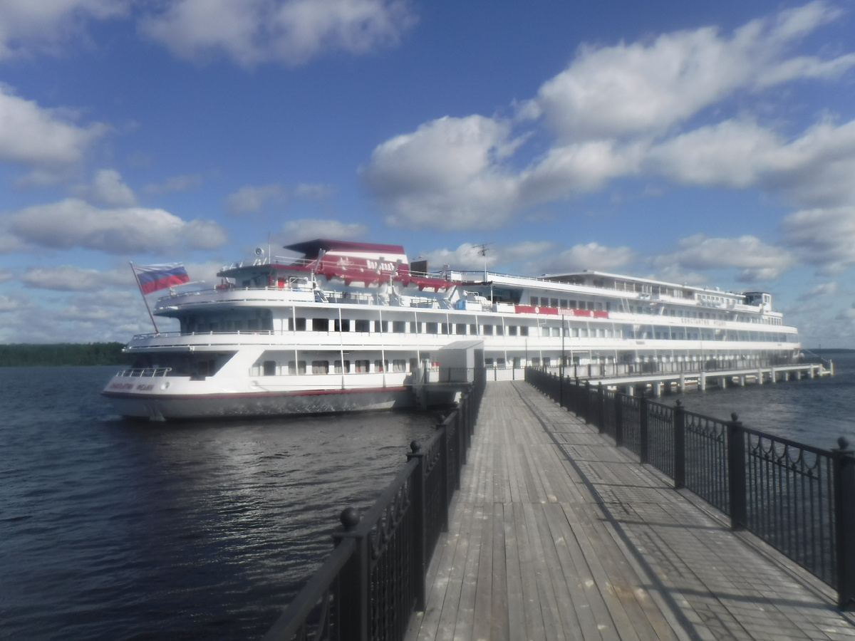 Теплоход "Константин Федин"