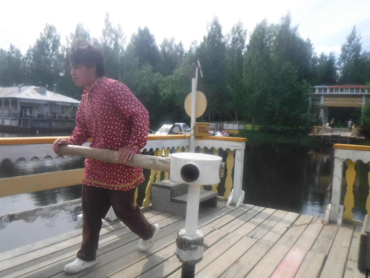 Паром и паромщик перепраляет нас через речку 