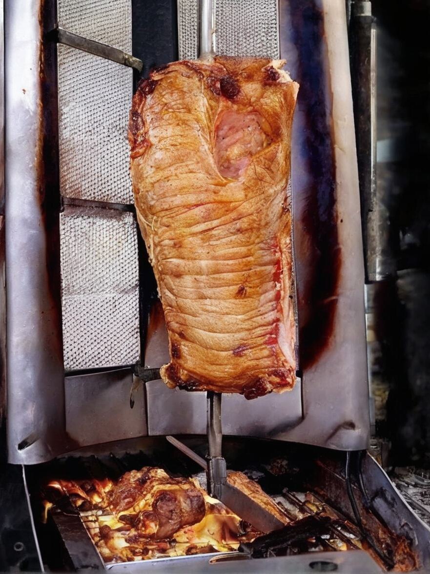 Турецкий кебаб на вертикальном гриле
