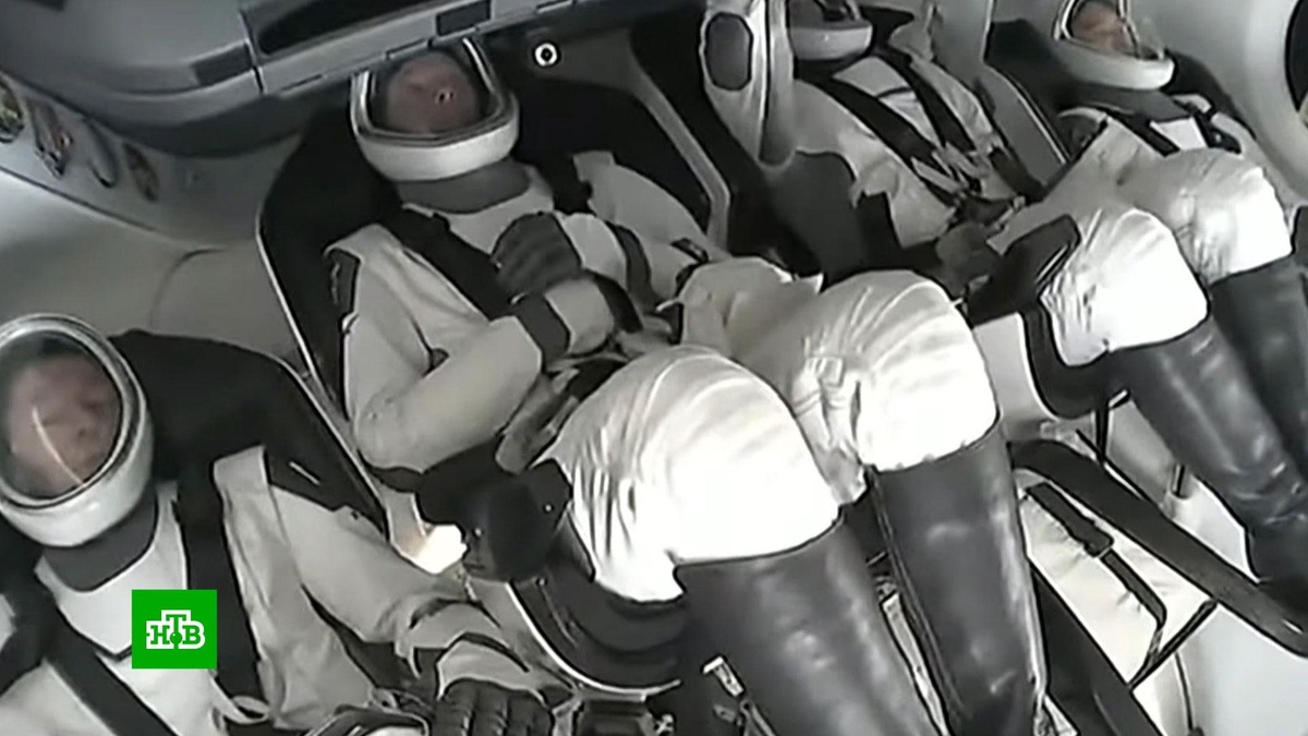    Вернувшегося с МКС Кирилла Пескова в США встретил космонавт Сергей Прокопьев