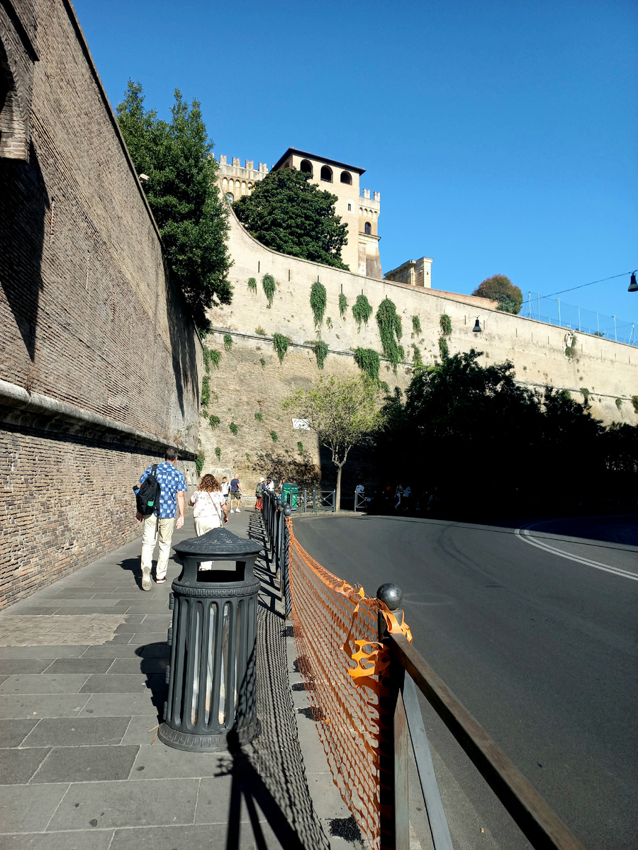 Стены Ватикана. Фото автора 