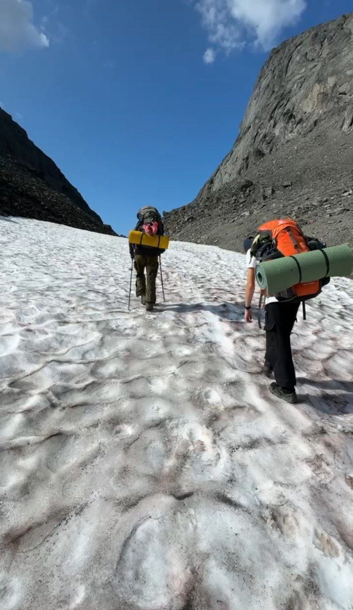 Подъём по снежнику перед ущельем Рамзая со стороны Тирваса