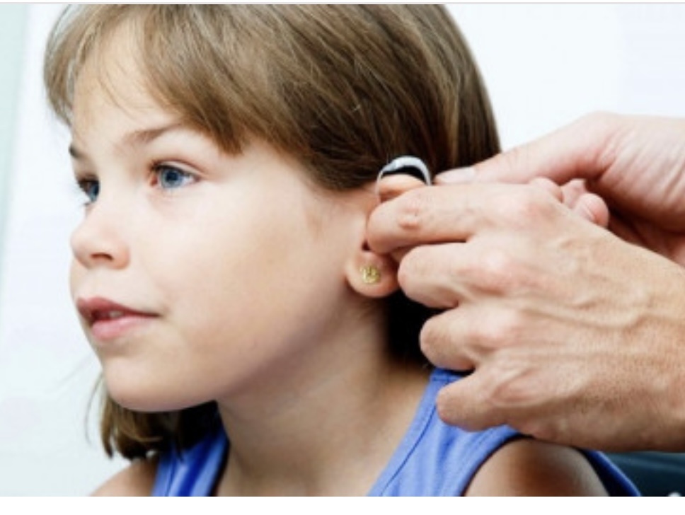 Коррекция слуха ребенка должна начинаться сразу же после установления диагноза.
На сегодняшний день в мире принят «золотой стандарт I-3-6», согласно
которому до І месяца должен быть
проведен скрининг слуха, до 3 месяцев
- поставлен окончательный диагноз и до
6 месяцев начата реабилитация.