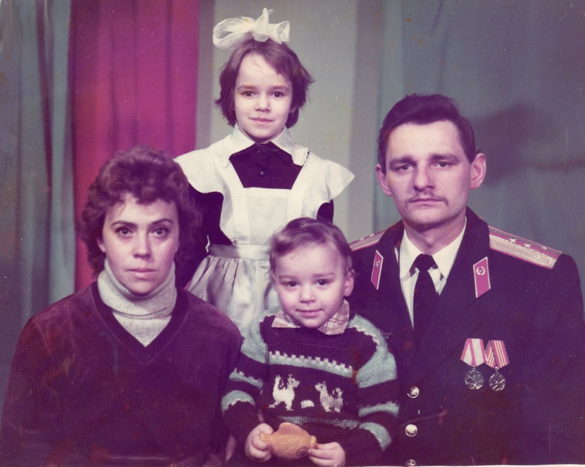 Фотография нашей семьи 1988 г. п. Камень- Рыболов.