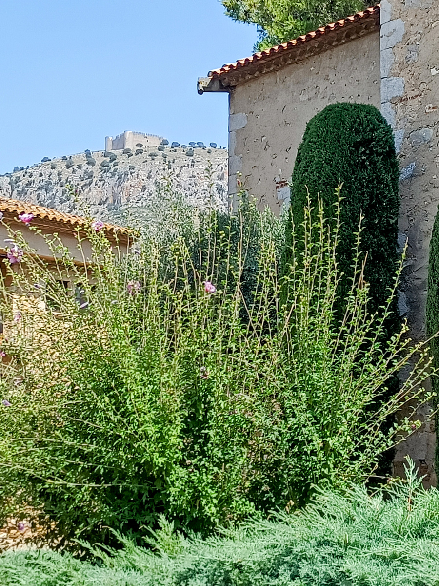 Вид на замок Монгри со стороны приходской церкви Sant Genis. Провинция Жирона. Фото автора 