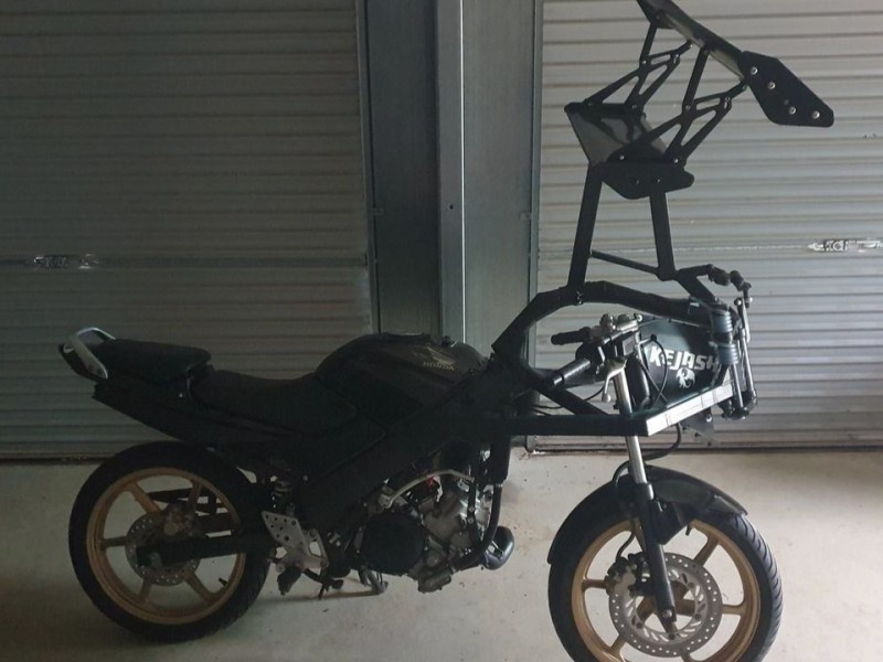    Энтузиаст собрал первый в мире мотоцикл с наклонным антикрылом [ВИДЕО]