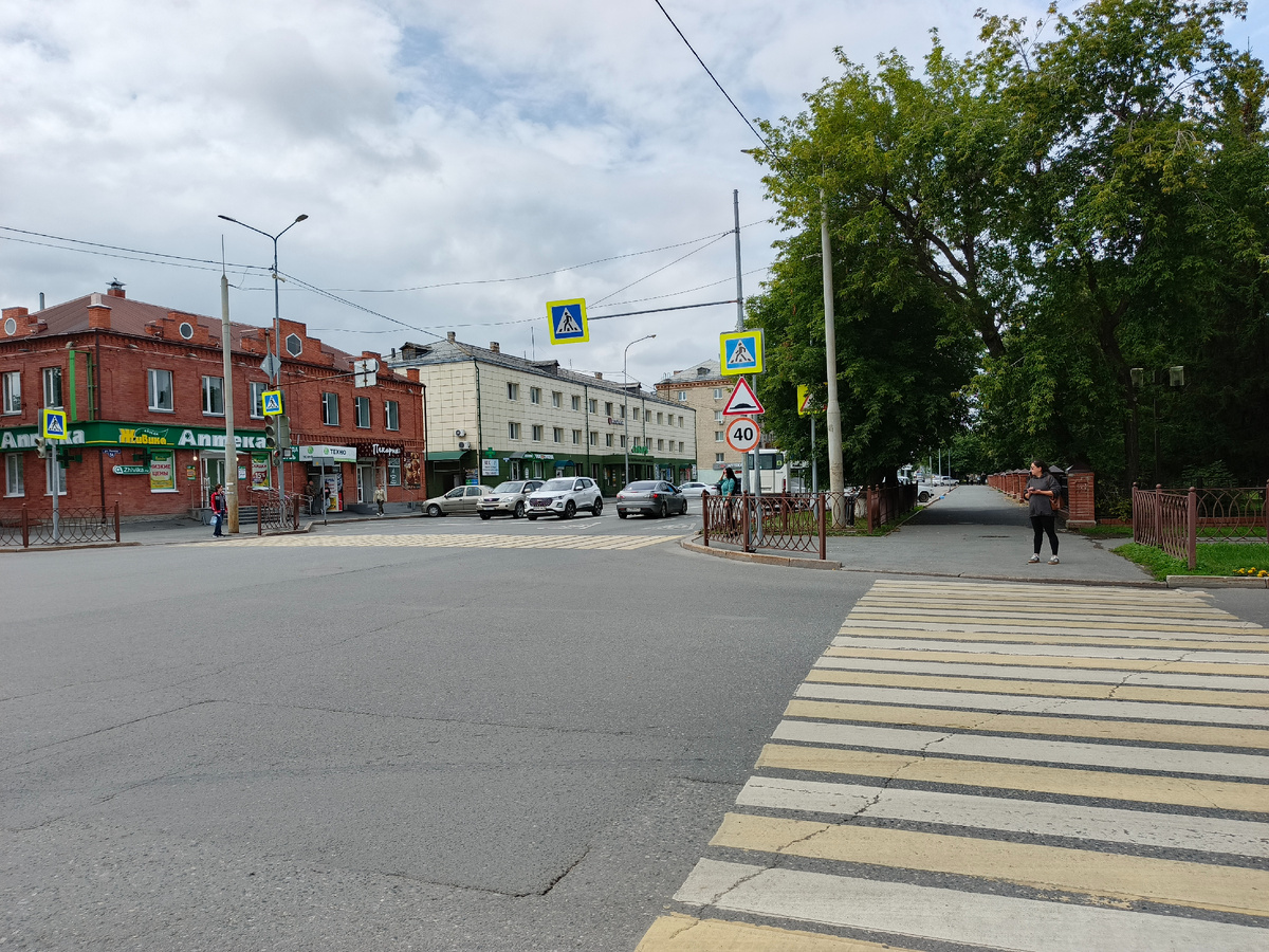 Отель "Сибирь"  в 8 минутах от вокзала - трехэтажный светлый дом.