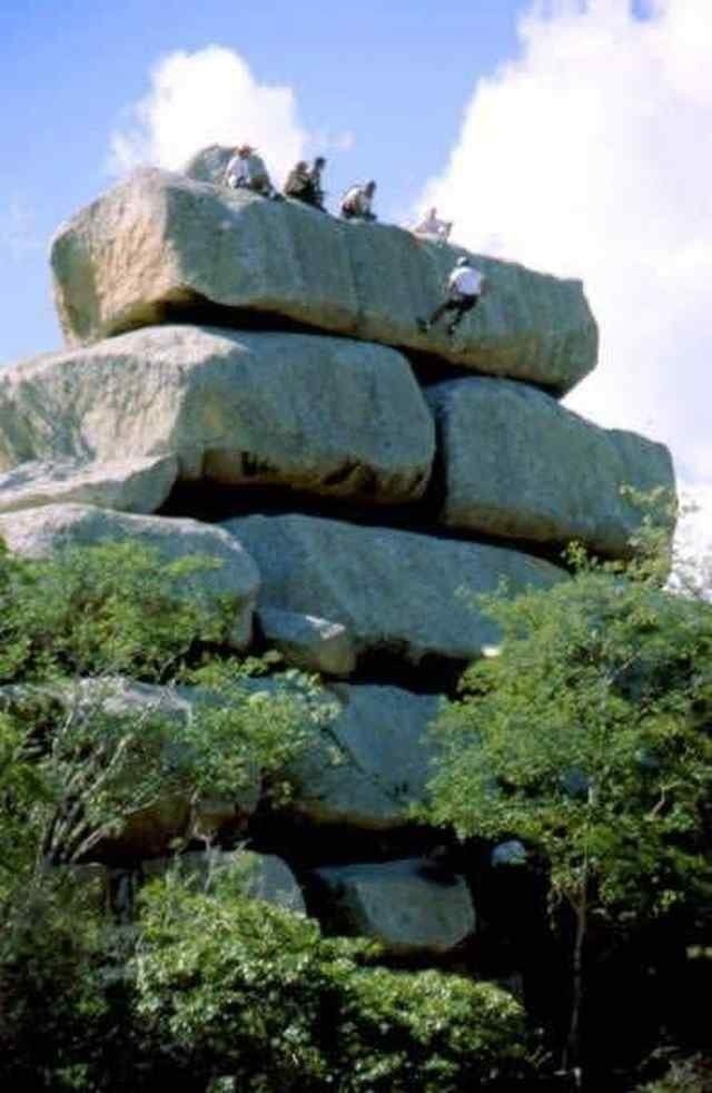 Могильные камни официальной истории.