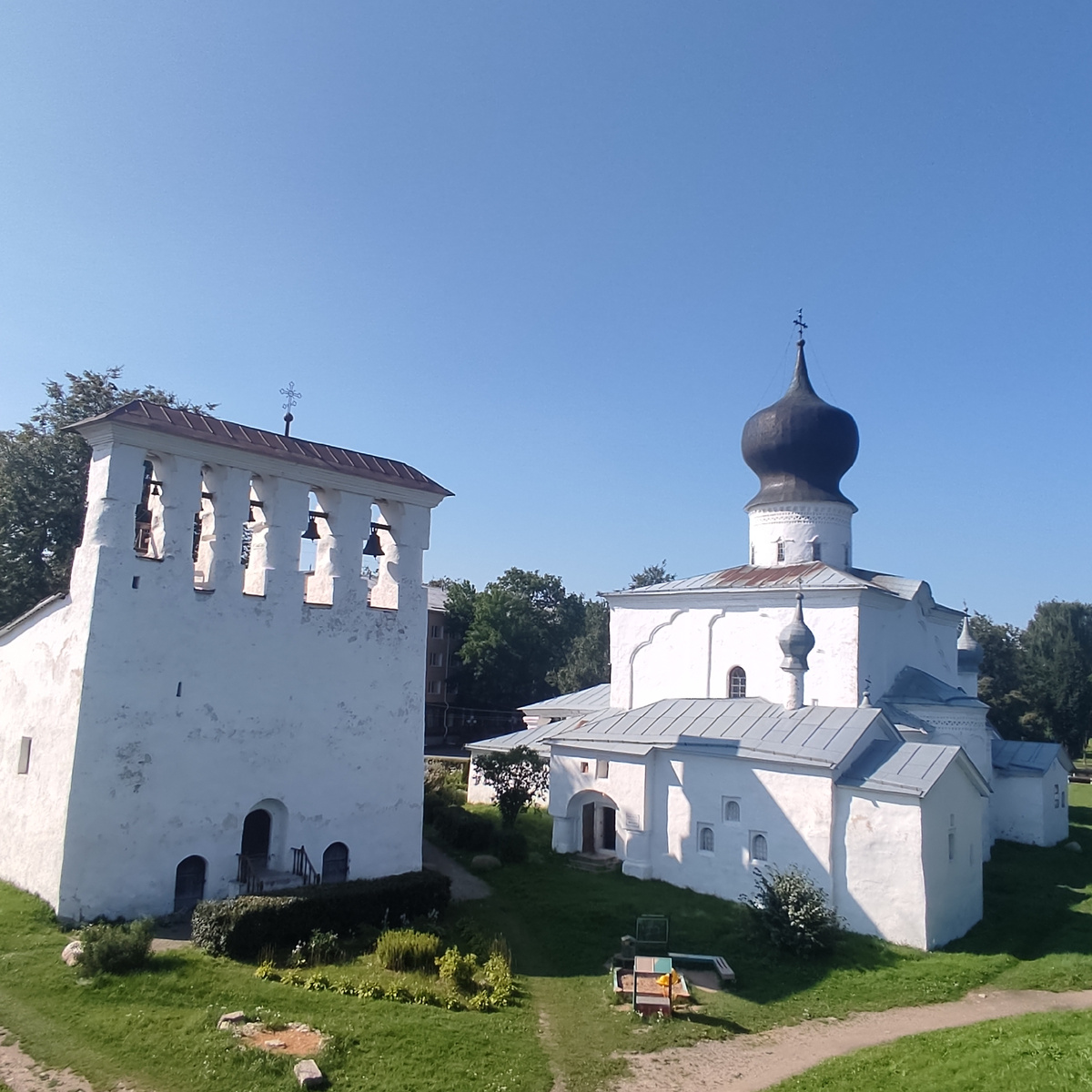 Церковь Успения с Пароменья и звонница. Фото сделано с Ольгинского моста