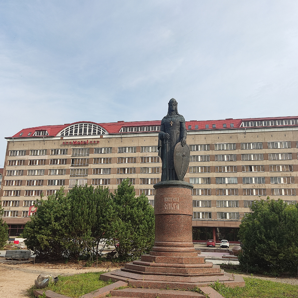 Памятник княгине Ольге у гостиницы "Рижская". И ремонт в сквере...