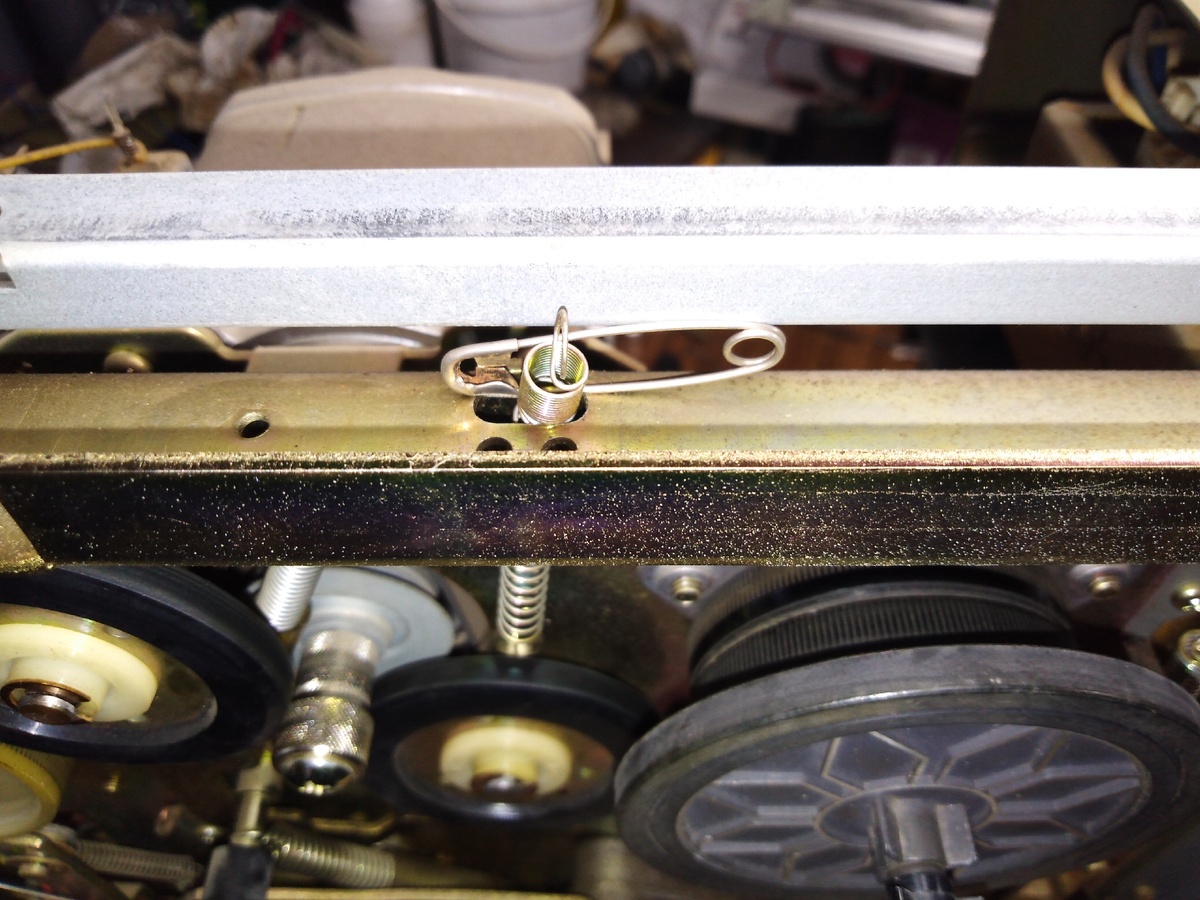 Просто булавкой отрегулировал кто-то прижим ролика.