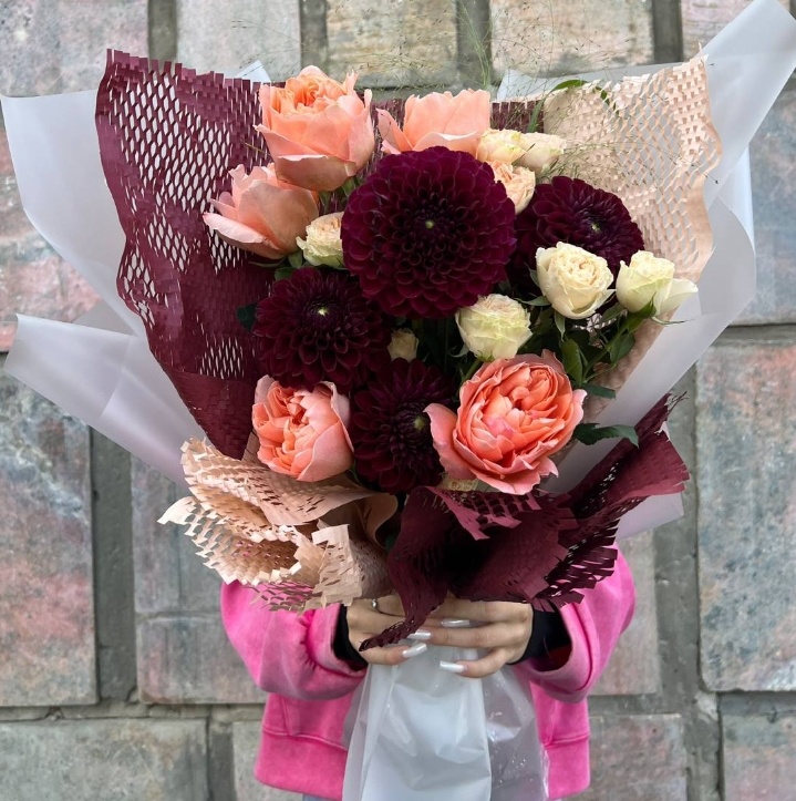 Продолжила георгинить, мало света не видно ярких георгинов