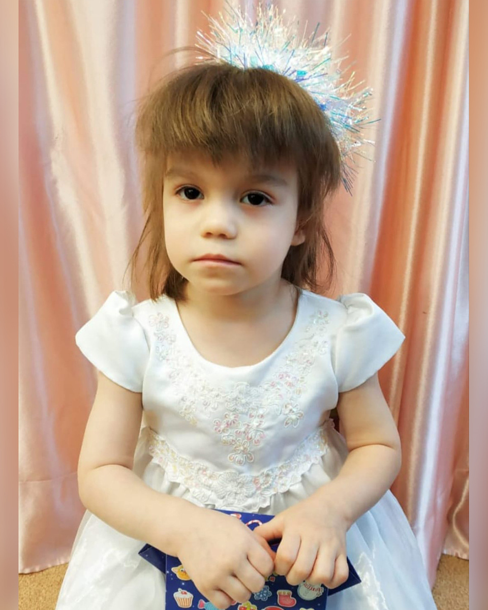 Аня в доме ребенка.