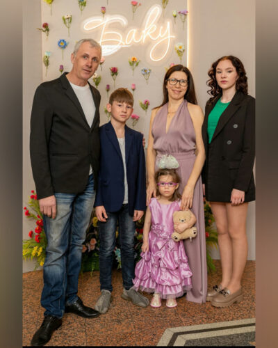 Елена с мужем, Тимофеем, Настей и Аней.