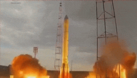 Ракета-носитель, разумеется, сама не может набирать космическую скорость, имея вес в сотни тонн.