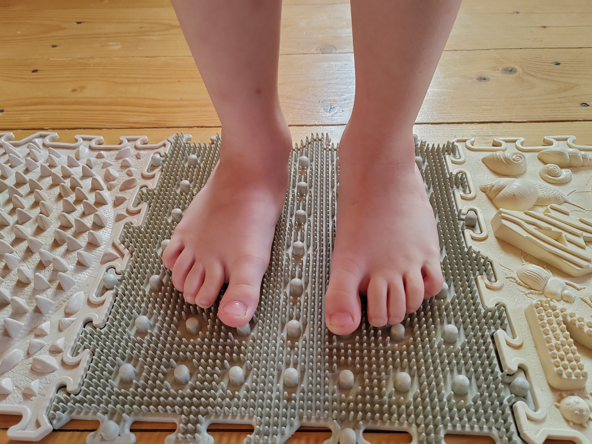 Маленькие ножки побежали по массажному коврику