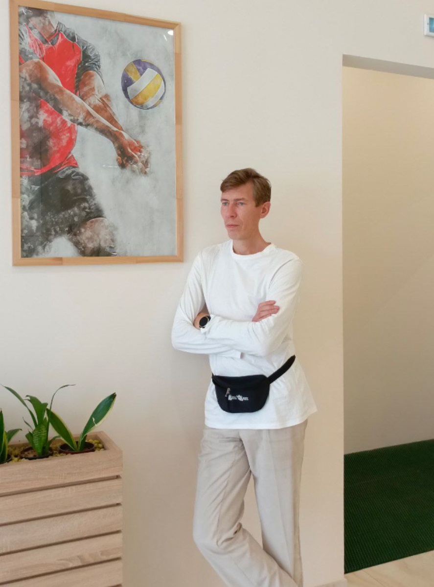 Интерьер весьма стильно оформлен.