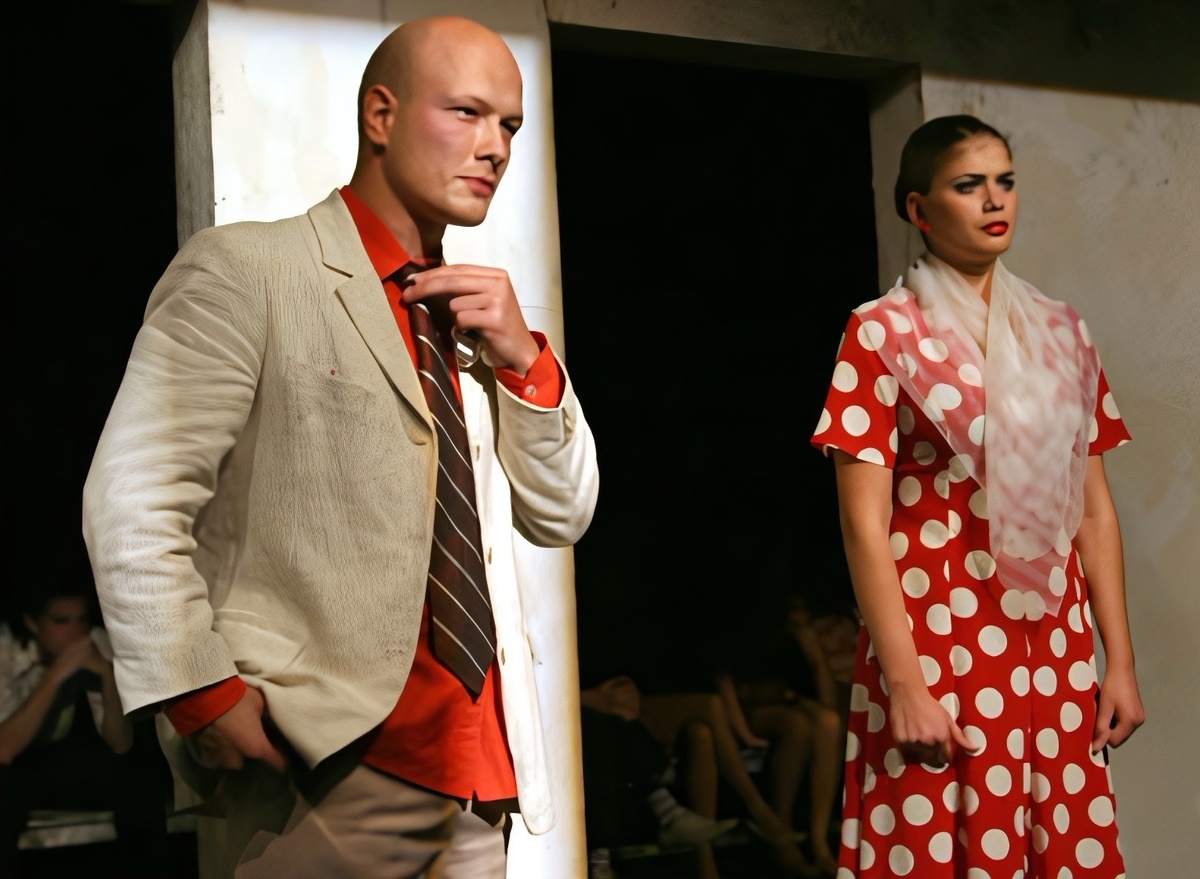 Никита Панфилов и Юлия Галкина кадр из спектакля «С любимыми не расставайтесь»