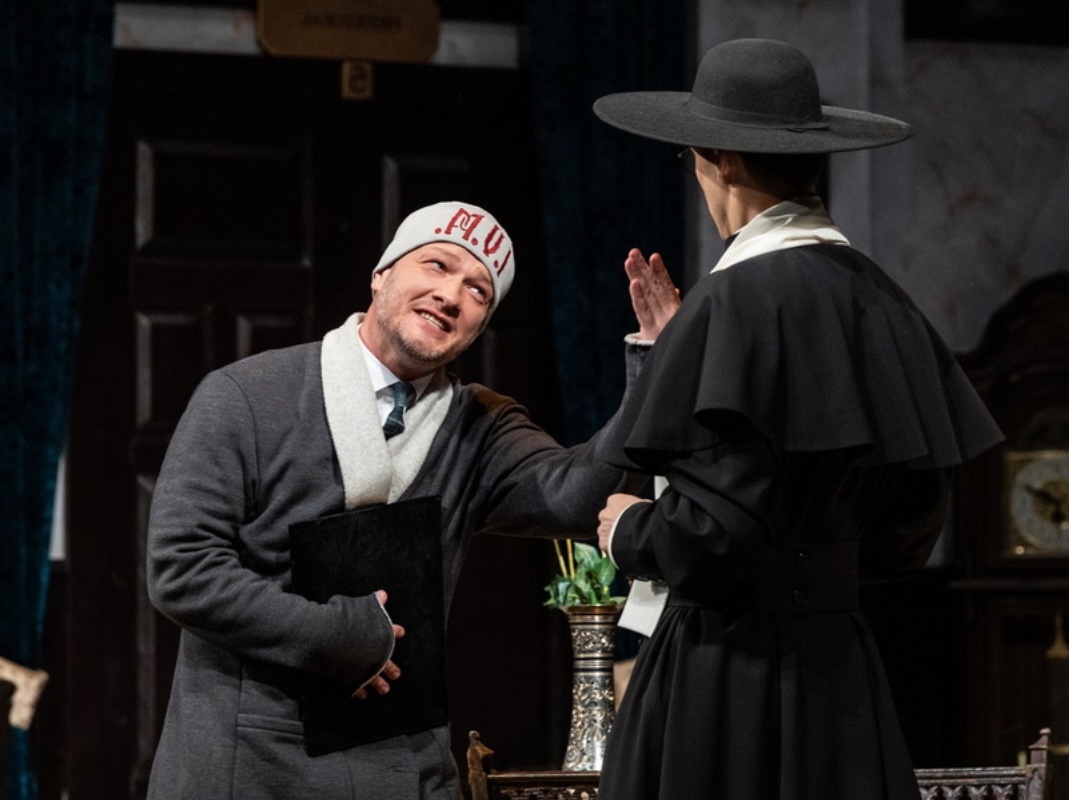 Никита Панфилов на сцене МХТ им. Чехова. Кадр из спектакля «Осада»