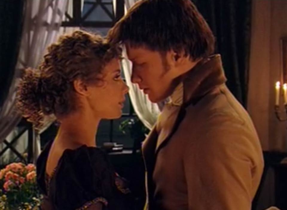 Никита Панфилов и Карина Разумовская кадр из сериала «Адъютанты любви»