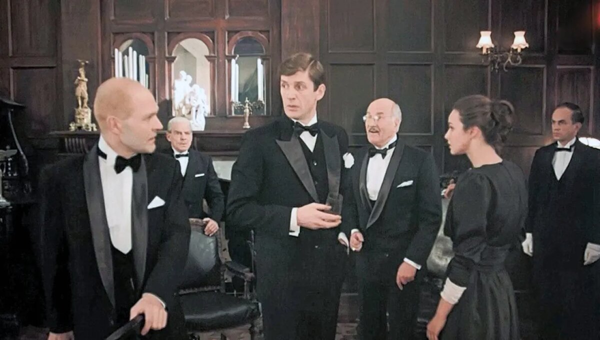 Алексей Жарков (Уильям Генри Блор), Михаил Глузский (генерал Джон МакАртур), Александр Абдулов (Энтони Марстон), Владимир Зельдин (судья Лоуренс Уоргрейв), Татьяна Друбич (Вера Клейсорн), Алексей Золотницкий (Томас Роджерс). Кадр из фильма.